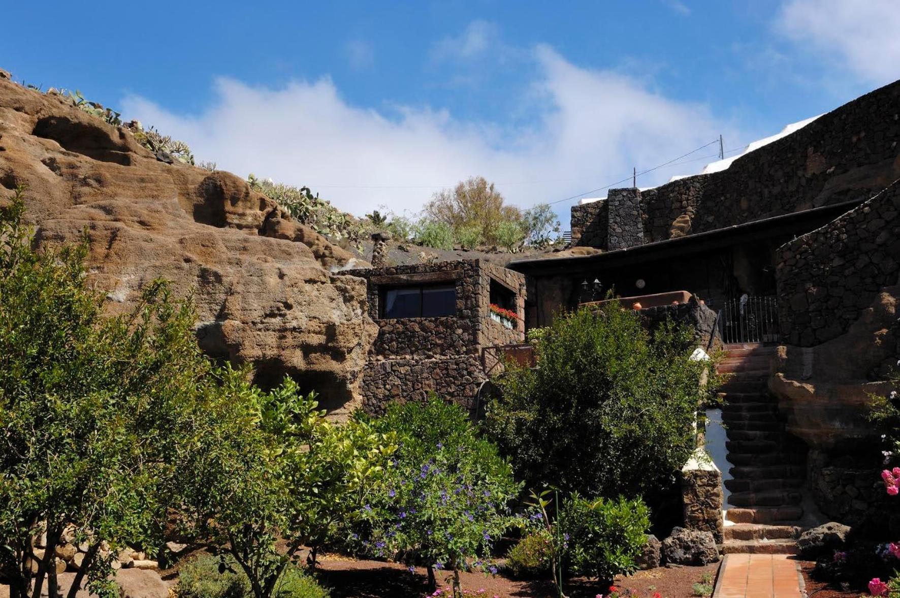 Castillo Lanzarote Bentley - Luxury -sleep In A Volcanic Cave