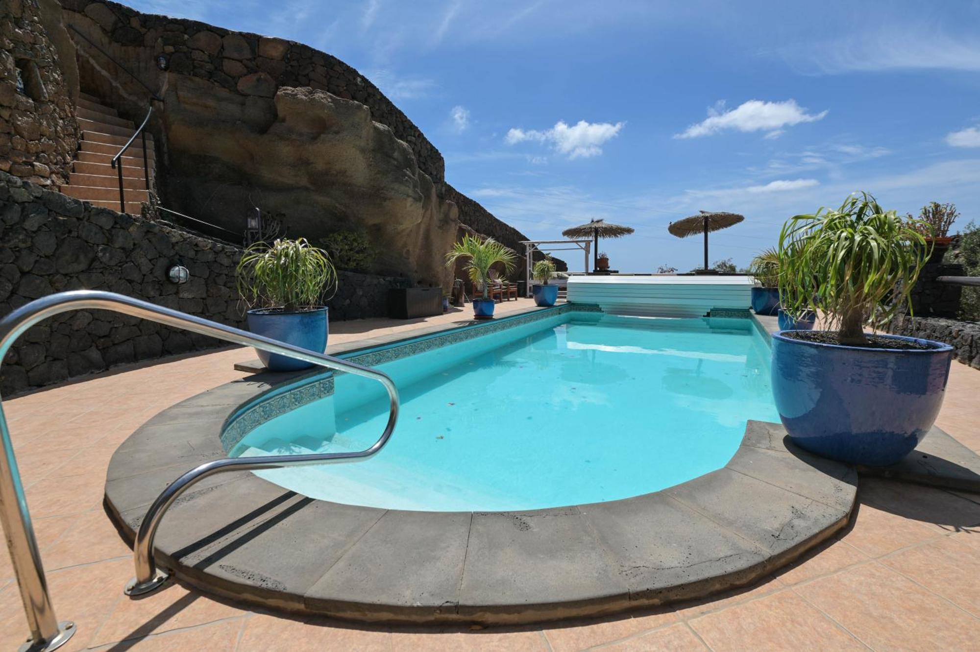Castillo Lanzarote Bentley - Luxury -sleep In A Volcanic Cave Tias