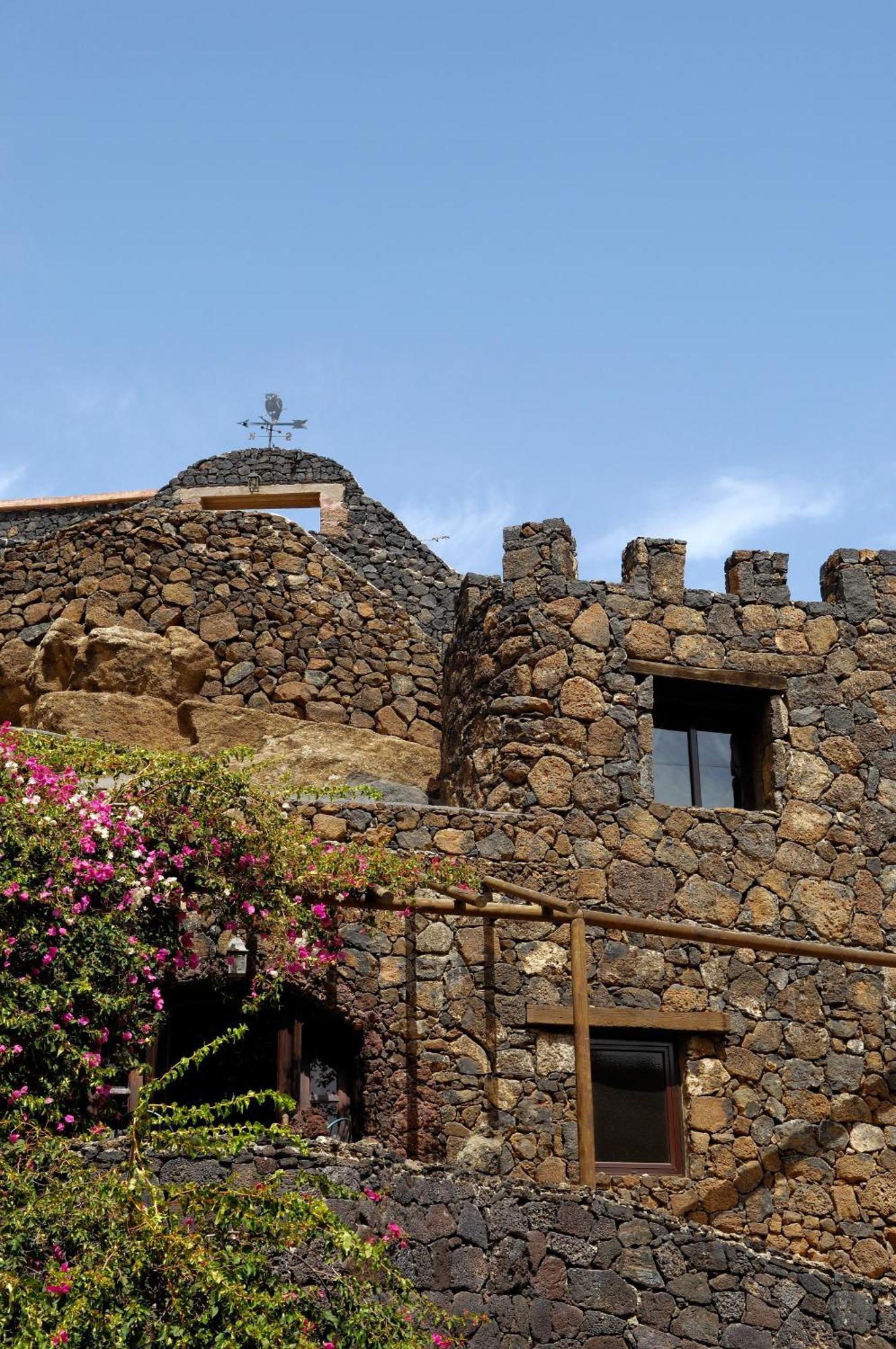 Apartment Castillo Lanzarote Bentley - Luxury -sleep In A Volcanic Cave Tias