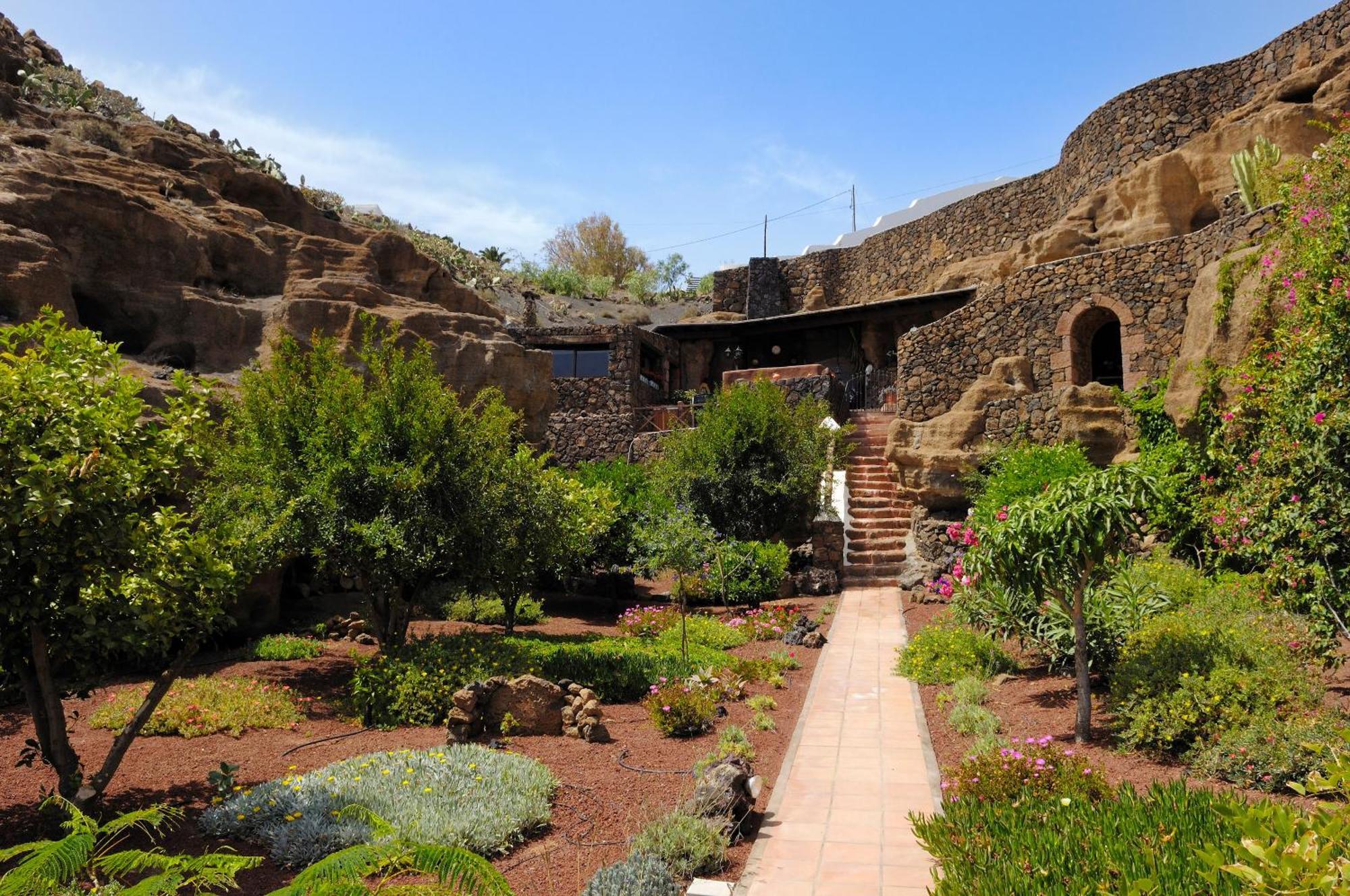 Castillo Lanzarote Bentley - Luxury -sleep In A Volcanic Cave Tías