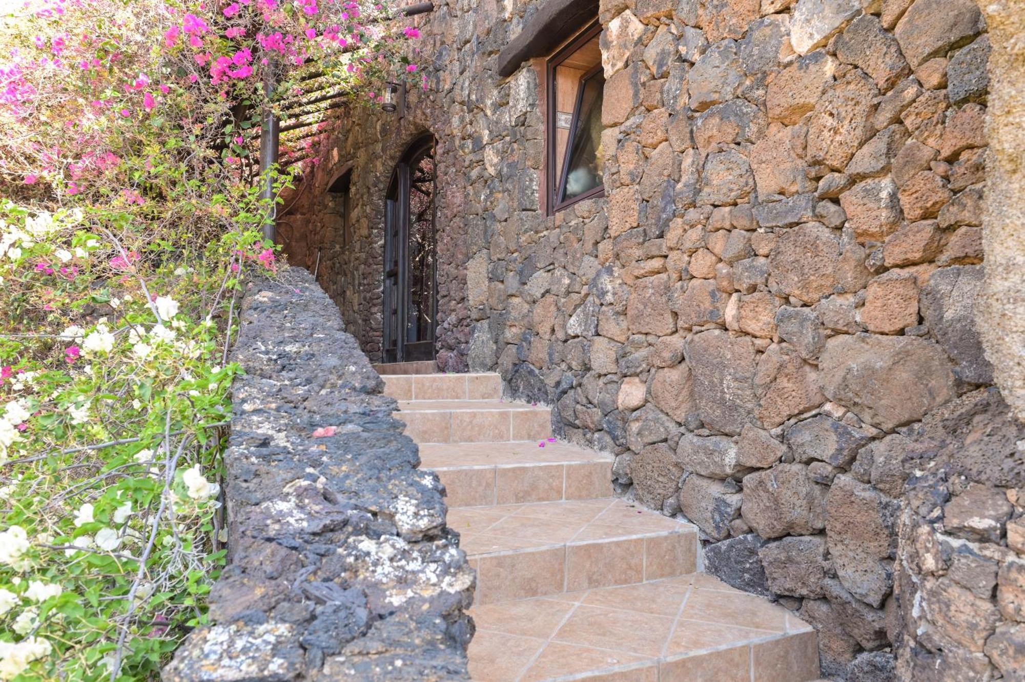 Castillo Lanzarote Bentley - Luxury -sleep In A Volcanic Cave Tías
