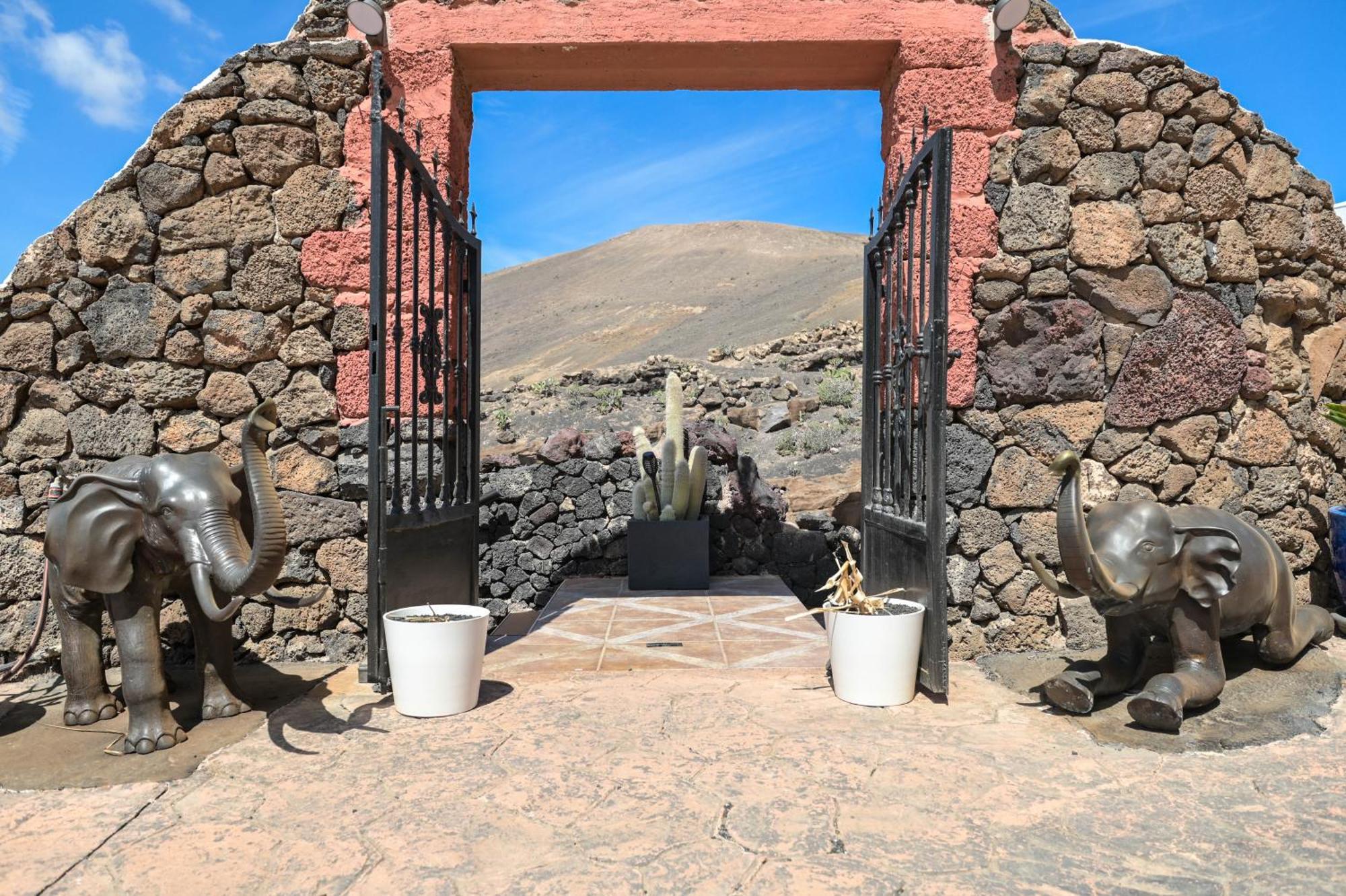 Appartement Castillo Lanzarote Bentley - Luxury -sleep In A Volcanic Cave